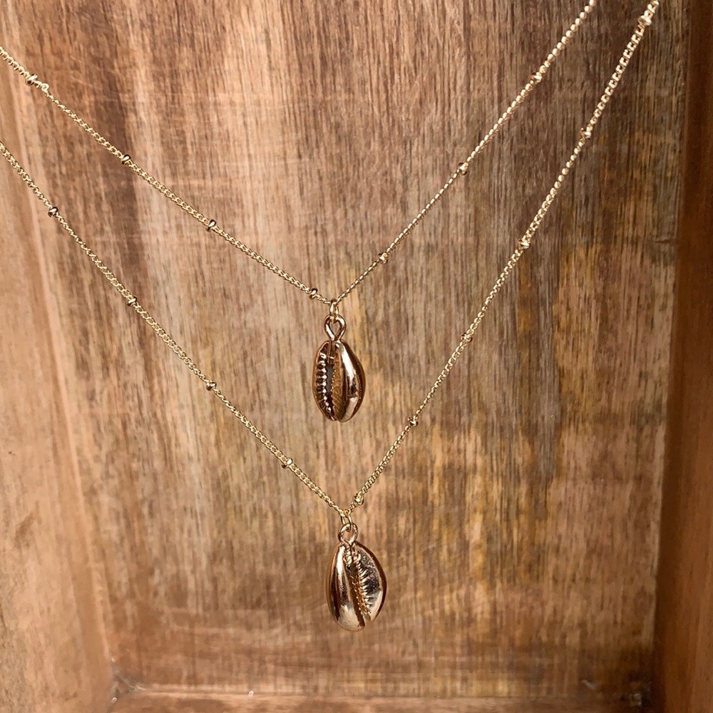 NEW! Gold Seashell Necklace 🐚 - Picture 2 of 4